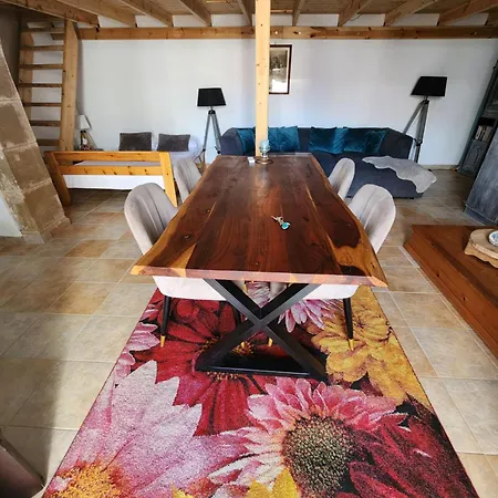 Traditionelles Dorfhaus Malona